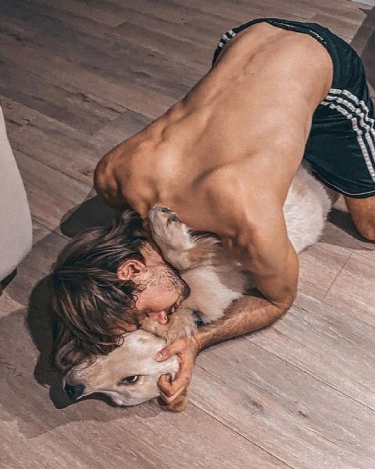 Julián Cañeque Cerati abrazando a su mascota (Foto: Julián Cañeque Cerati/ Instagram)