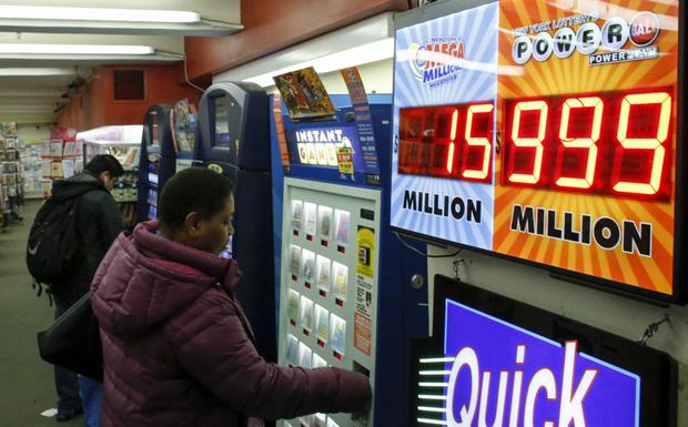 Personas adquiriendo sus boletos de la lotería de Nueva York (Foto: AFP)