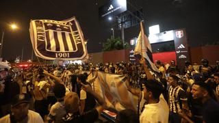 Hinchas de Alianza Lima protestaron frente a la Videna por el manejo de la FPF sobre derechos de TV