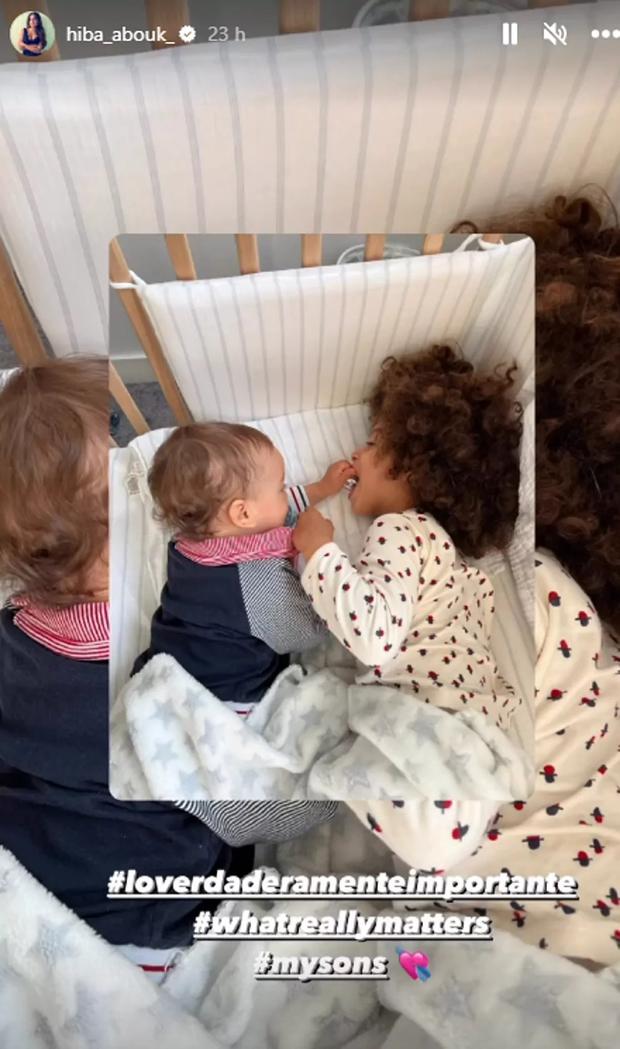Hiba Abouk compartió una fotografía en su Instagram donde salen sus dos hijos con el mensaje: “Lo que verdaderamente importa. Mis hijos” (Foto: Hiba Abouk/ Instagram)