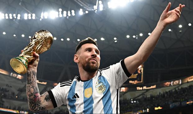 Lionel Messi cargando la Copa del Mundo en 2022 (Foto: AFP).
