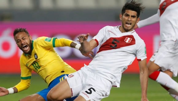Carlos Zambrano fue expluslado a los 90 minuntos del Perú vs Brasil. (Agencias)