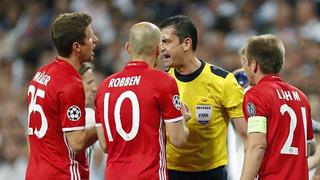 Tuvo que intervenir la policía: estos tres jugadores del Bayern buscaron al árbitro Kassai a su vestuario