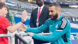 Ovacionado: Benzema saludó a los hinchas en la previa de Real Madrid vs. Liverpool [VIDEO]