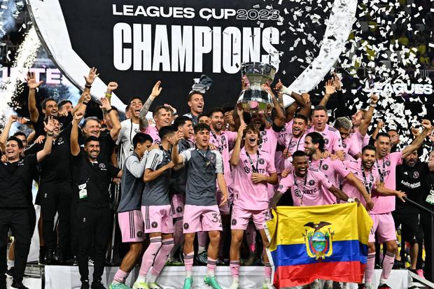 Messi, Busquets, Jordi Alba y el resto de jugadores del Inter Miami celebran el título de las Leagues Cup tras derrotar al Nashville SC en la final. (Foto: AFP)