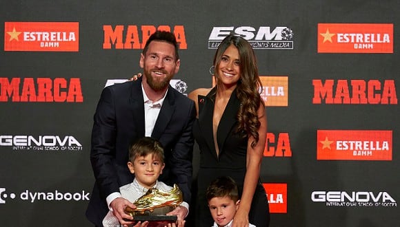 Lionel Messi junto a su esposa Antonela y sus dos hijos mayores Thiago y Mateo. (Foto: AFP)