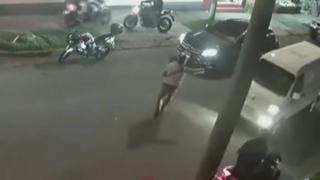 ¡El peor ladrón del mundo! Es viral luego de intentar robar auto sin desactivar freno de mano [VIDEO]