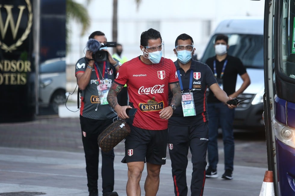 Perú recibió apoyo de los hinchas previo a su entrenamiento con miras al duelo con Venezuela. (Foto Jesús Saucedo/@photo.gec)
