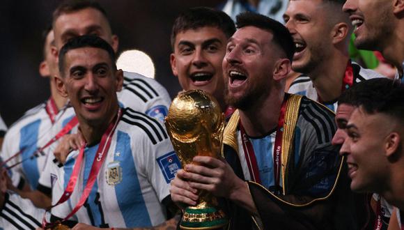 Tenía que llegar tu día, Lionel. La copa, Di María, la felicidad total. Qatar 2022 a tus pies. (Foto: AFP)