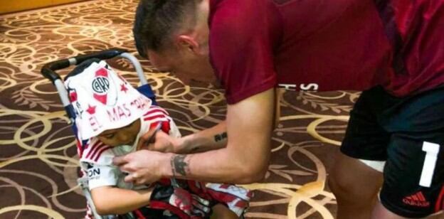 Franco Armani y Giovanni Lazarte, a poco del partido de la Superliga. (Foto: La Gaceta)