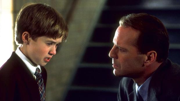 Bruce Willis interpretó psicólogo infantil Malcolm Crowe en la cinta “El sexto sentido” (Foto: Buena Vista Pictures)
