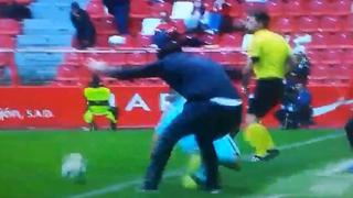 Le costó la expulsión: técnico del Gijón le metió cabe a jugador del 'Barza B' y vio la roja [VIDEO]