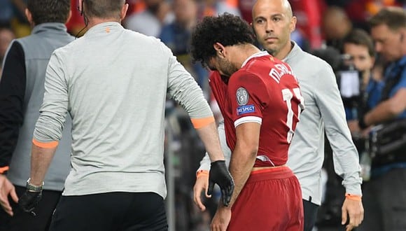 Mohamed Salah salió lesionado en la final ante el Real Madrid en el 2018. (Foto: Agencias)
