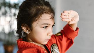 Unas gemelas definen a la ganadora de un torneo de taekwondo con un juego infantil