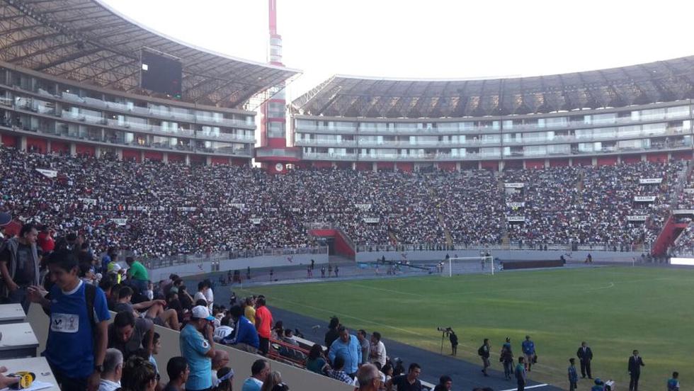 Tribuna Norte en el Sporting Cristal vs. Universitario de Deportes.