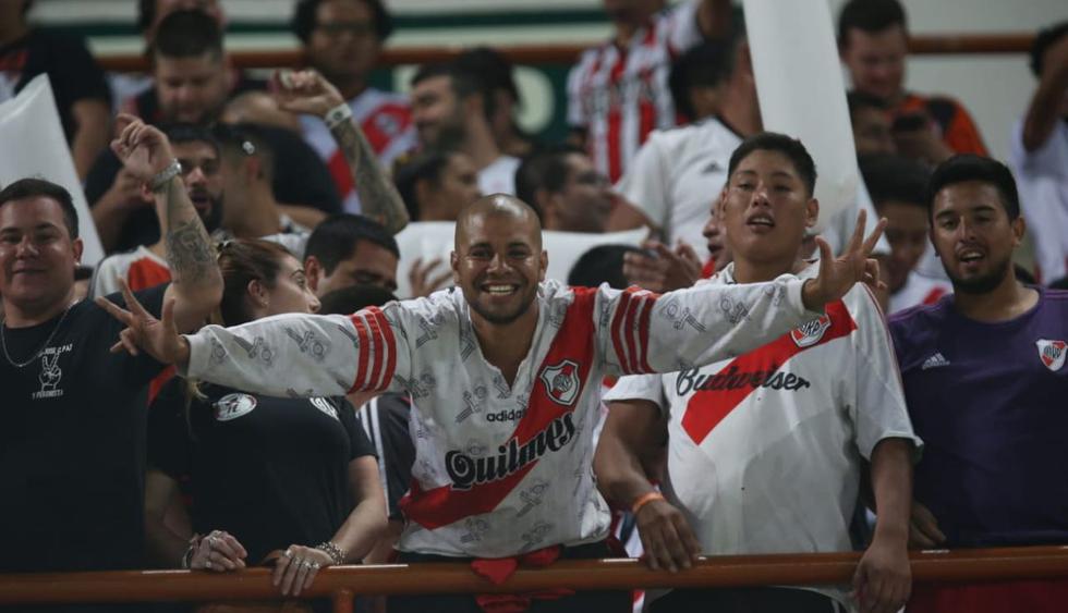 Hinchas de River Plate llegaron al Estadio Nacional para alentar al elenco 'Millonario'. (Violeta Ayasta)