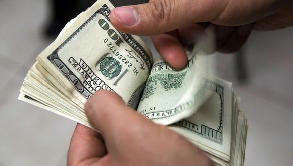 El precio del dólar llegó a subir hasta 20,5 pesos en México este jueves. (Foto: AFP)