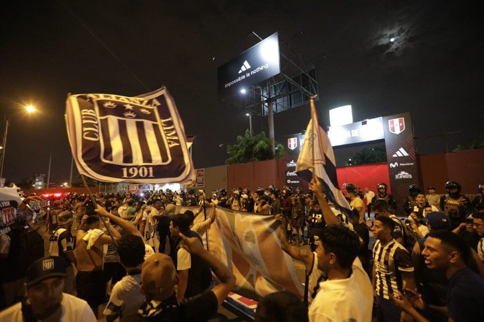 Hinchas de Alianza Lima llegaron a la Federación Peruana de Fútbol (FPF) para manifestar su rechazo por el manejo de los derechos de televisión. (Foto: Anthony Niño de Guzmán / GEC)