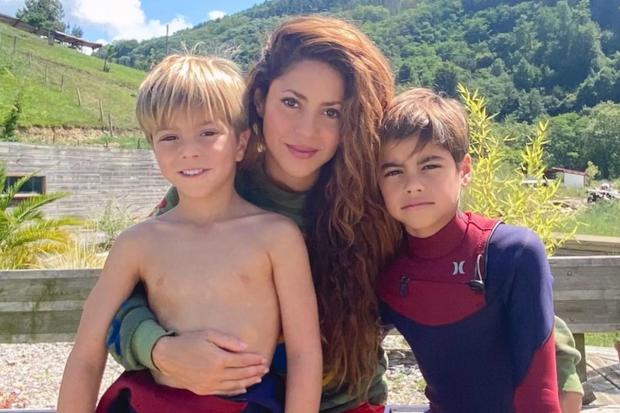 Shakira junto a sus hijos Milan y Sasha cuando estaban más pequeños en la playa (Foto: Shakira / Instagram)