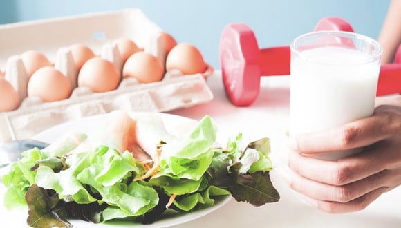 Una alimentación proteica es un método en el que se reduce el consumo de carbohidratos y se prioriza las proteínas, grasas naturales y fibra. (Foto: Freepik).