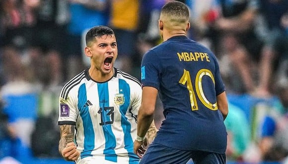 Cristian Romero festeja en la cara de Mbappé uno de los goles de Argentina en la final del Mundial 2022.