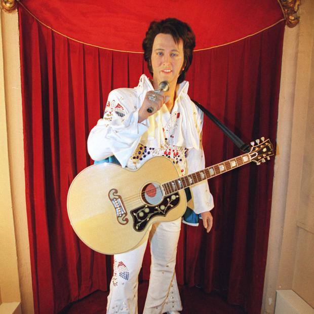 La figura de cera del cantante Elvis Presley fue exhibida el 20 de junio de 2000 en el museo Gr vin de París, como parte de un homenaje a 20 personalidades destacadas del siglo señaladas por los lectores del diario Le Parisien-Hoy en Francia (Foto: Jean-Pierre Muller / AFP)
