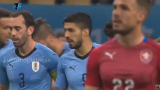 ¡Llegó a los 50! El remate imposible de Suárez para un gol histórico en el Uruguay vs. República Checa