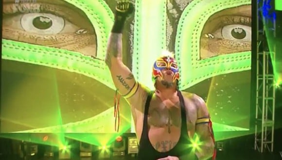 Rey Mysterio celebrando su victoria. (Foto: WWE)