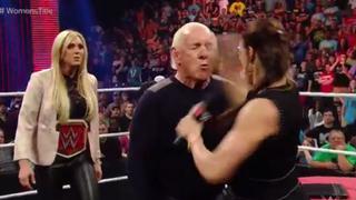 Stephanie McMahon abofeteó a Ric Flair en la cara de Charlotte