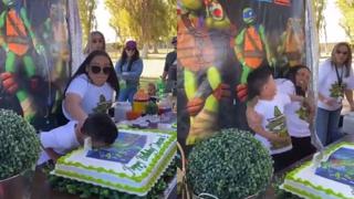 Niño se molesta y agrede a su tía por embarrarle la cara contra su pastel de cumpleaños
