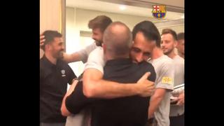 ¿Cómo no emocionarse? El abrazo de Iniesta con los jugadores del Barcelona en su reencuentro en Japón [VIDEO]