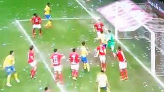 Youtube: Víctor Valdés cometió terrible blooper en partido del Standard Lieja