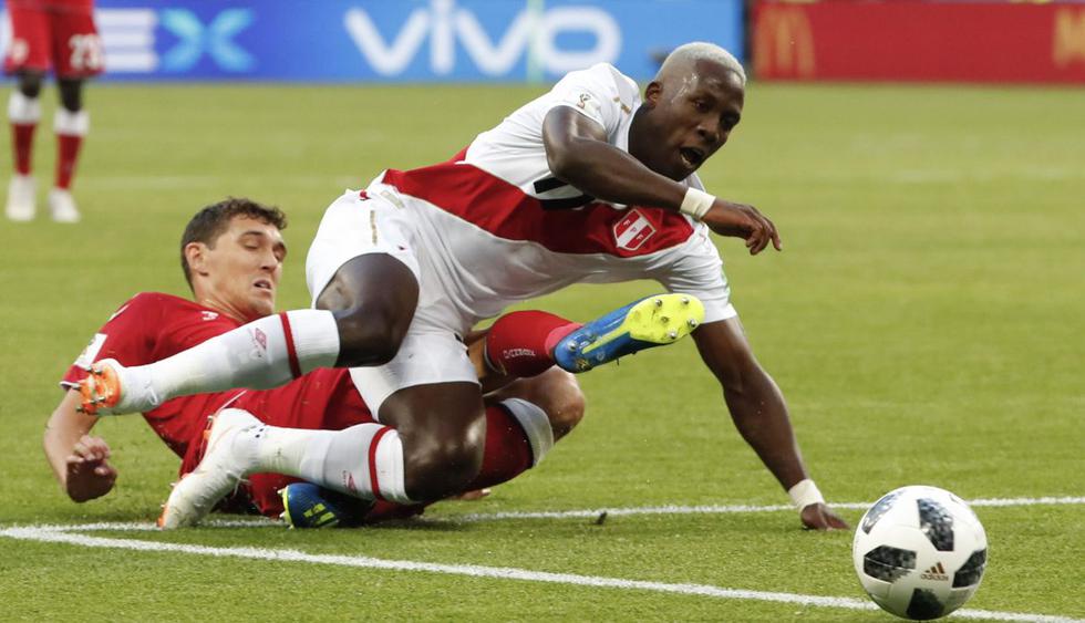 Luis Advíncula jugó los 90 minutos del partido Perú vs. Dinamarca. (AFP)