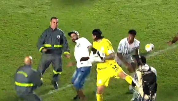 Cássio reaccionó a tiempo y esquivó el ataque del vándalo. Foto: SportTV 2/Premiere.