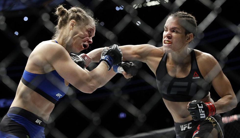 Amanda Nunes venció por nocaut técnico a Ronda Rousey y retuvo su título gallo femenino de la UFC. (AFP, AP, Reuters)