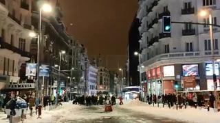 La espectacular batalla de bolas de nieve en Madrid que tuvo que ser detenida por la policía