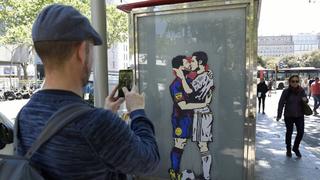 ¿Cuánto pagarán? Subastan mural de beso entre Messi y Cristiano Ronaldo en calle de Barcelona