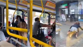 Fue violentamente sacada: expulsaron así a mujer que escupió a pasajero que pidió ponerse mascarilla [VIDEO]