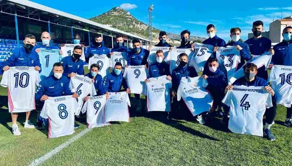 Los jugadores de Alcoyano mostraron las camisetas de Real Madrid que recibieron. (Foto: @CD_Alcoyano)