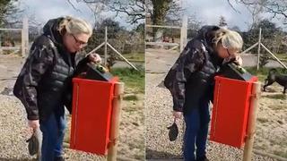 Mujer protagoniza un inexplicable hecho al ser captada hablando con un tacho de basura