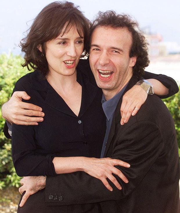 Roberto Benigni y Nicoletta Braschi, el 17 de mayo, durante un photocall de su película "La Vita e Bella" (Foto: Patrick Hertzog / AFP)