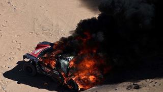 ¡De terror! Camioneta del francés Romain Dumas se incendió en el arranque del Dakar 2020 y lo dejó fuera de la carrera 