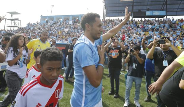 Carlos Lobatón recibió el cariño de la hinchada de Sporting Cristal. (Foto: Violeta Ayasta / GEC)