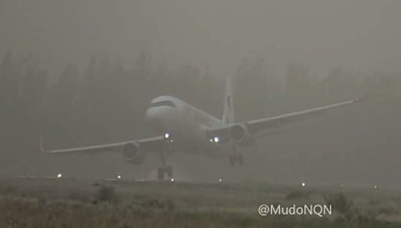 El momento en que tormenta sacude un avión como si fuera un pedazo de papel: video se volvió viral en redes. (Foto: @mudonqn)
