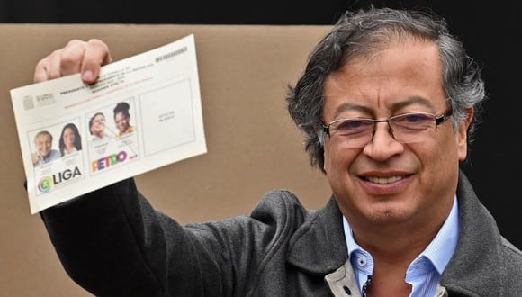 El candidato presidencial de izquierda Gustavo Petro muestra su papeleta mientras vota durante la segunda vuelta de las elecciones presidenciales en Colombia. (Juan BARRETO / AFP).