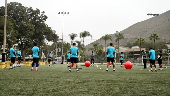 Universitario arrancó con la fase 2 de los entrenamientos en campo. (Foto: Prensa Crema)