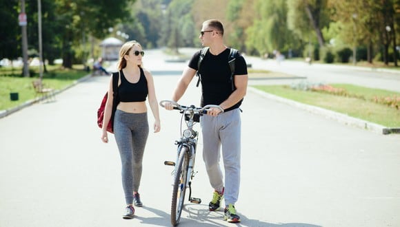 El caminar y montar bicicleta son unas grandes opciones para movilizarte, bajar de peso y contaminar menos. (Foto: Freepik).
