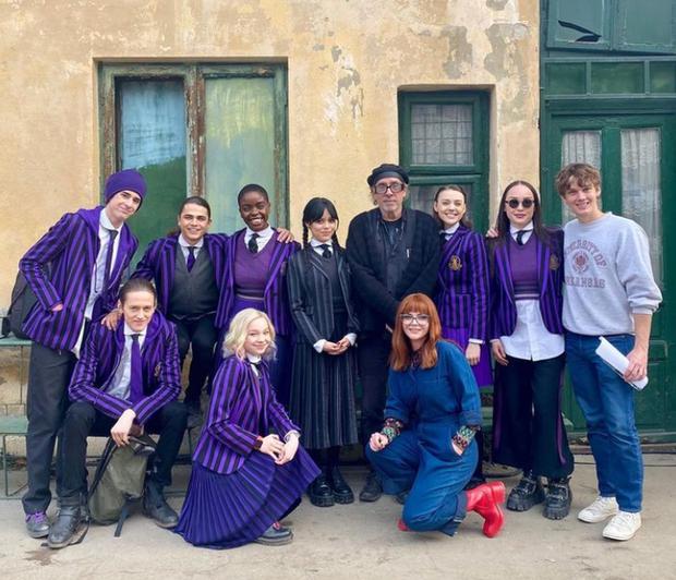 Los alumnos de la Academia Nevermore tienen en realidad un uniforme morado y no azul (foto: Emma Myers/Instagram)