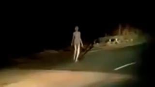 ¿Un Alien fue visto en la carretera? Esta es la verdad detrás del insólito metraje viral