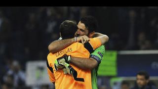 Casillas y Buffon: el íntimo abrazo de dos leyendas que emocionó al fútbol [FOTOS]